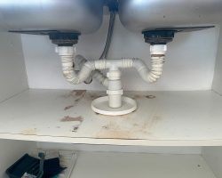 Unterschrank der Spüle. Ja, der sieht wirklich so aus