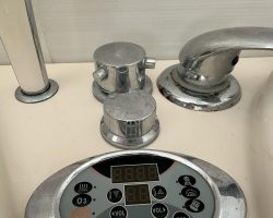 Jacuzzi im Wohnzimmer. Aber nasse Wände. Janeisklar