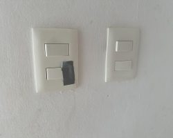 Lichtschalter beklebt. Warum? Weil sonst die Abdeckung abfällt. Hab's probiert