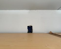 Loch in der Wand mit Kabeln dahinter