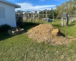 Ein Erdhaufen. Direkt vor zwei Mietshäusern.