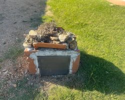 mit Kunst getarnter Wartungsschacht