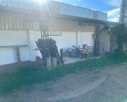 Die Comans hatten ja mal eine Kuh. Die Idee einer Milchtankstelle ist fantastisch. Aber muss man die so verkommen lassen?